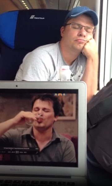    Во время сна Харламов нежно удерживал ногу Асмус под столом, фото: соцсети