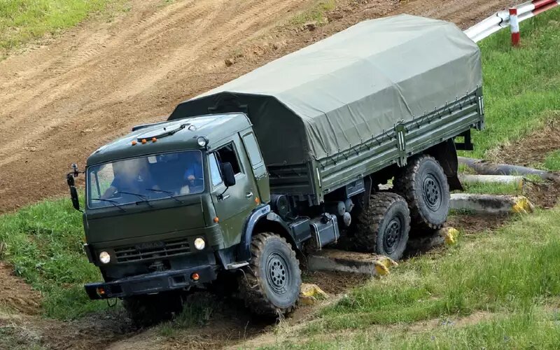    Армейский КАМАЗ-5350. Грузовик на фото сломался? Нет! Он может ездить и по таким препятствиям.