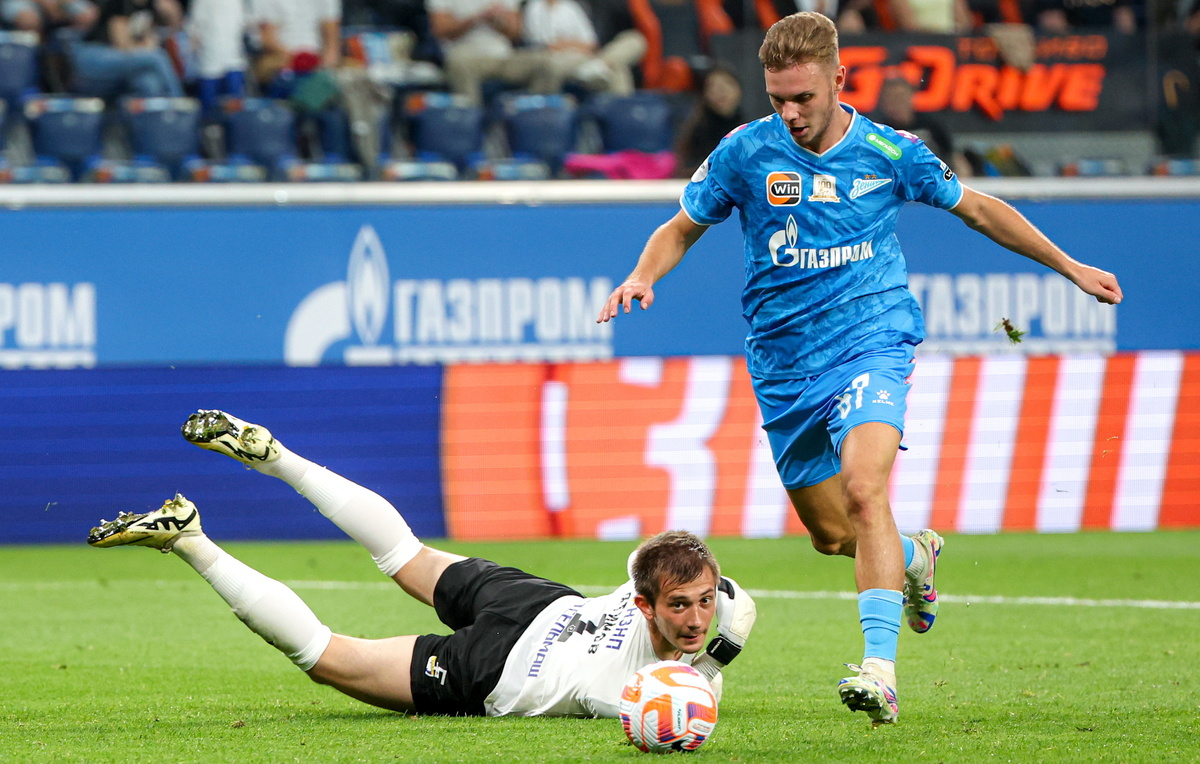    Футболист "Зенита" Максим Глушенков (справа)  Петр Ковалев/ТАСС