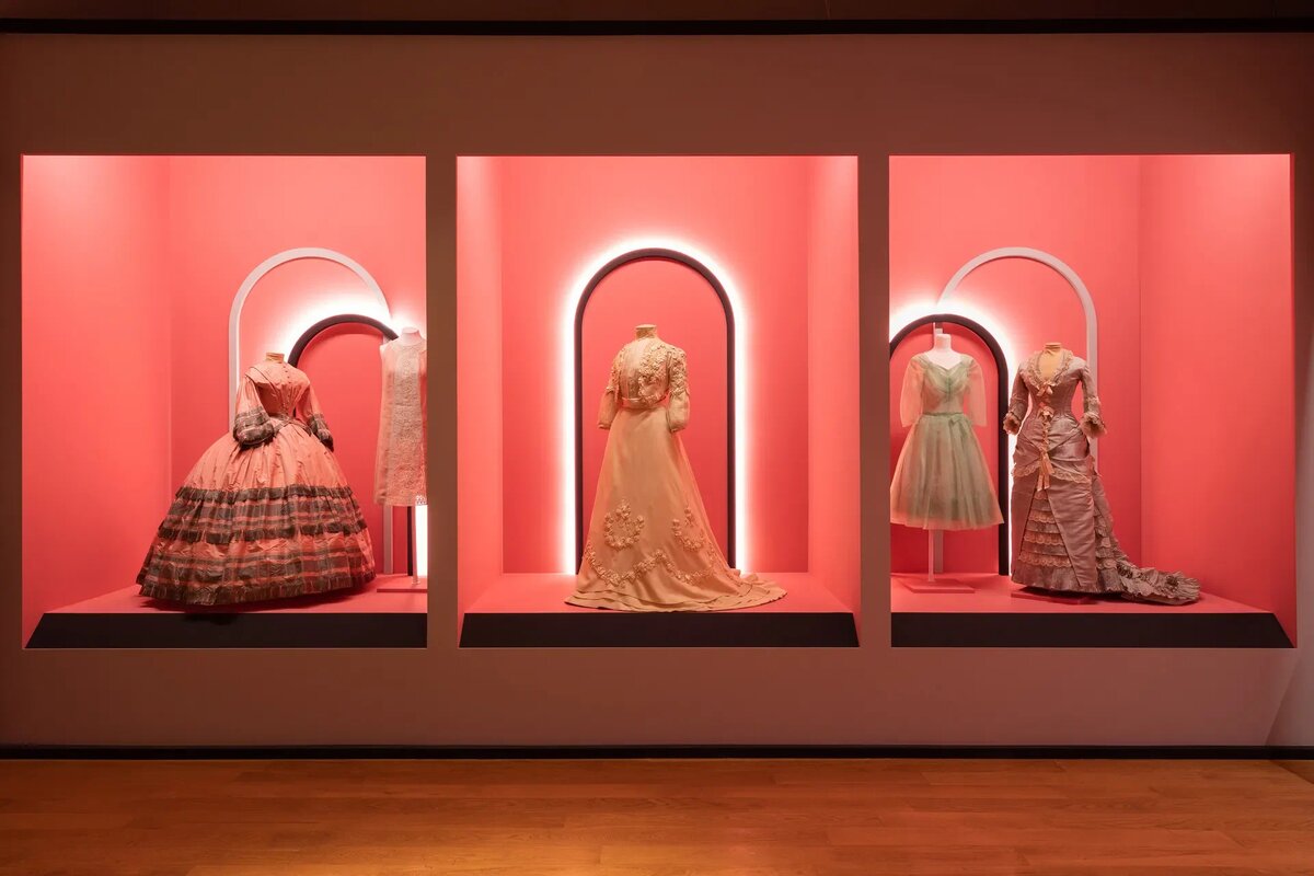 Несколько обзорных фото как была обустроена экспозиция выставки.