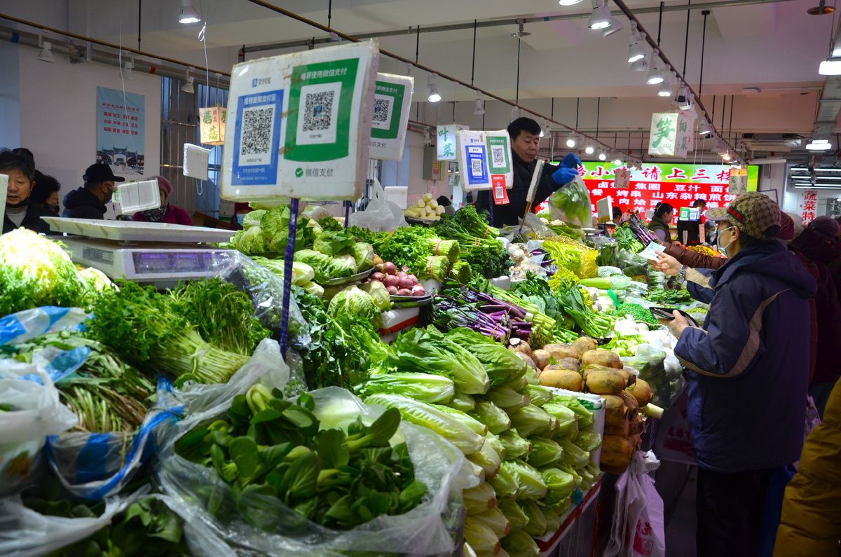 Салаты и зелень на рынке в Пекине. Фото автора.