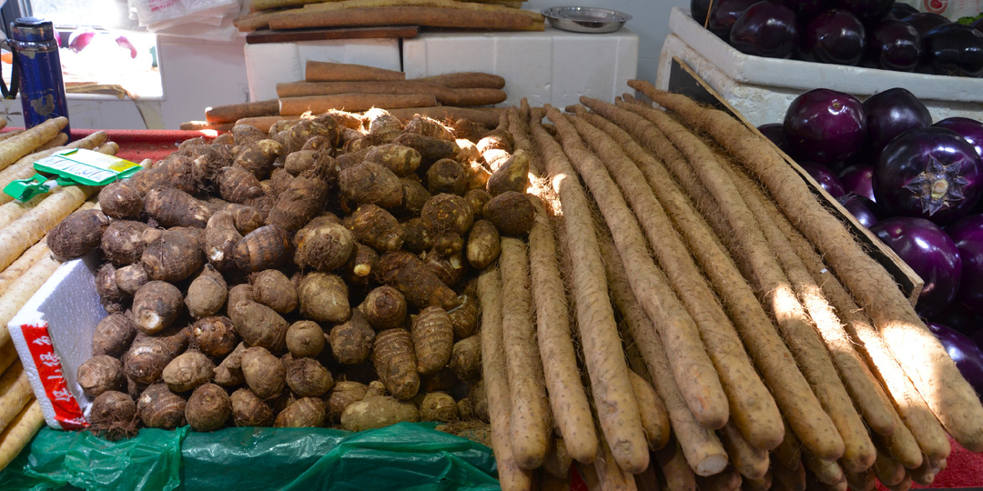 Зашли в Пекине на овощной рынок для местных. Зима, а там чего только нет!