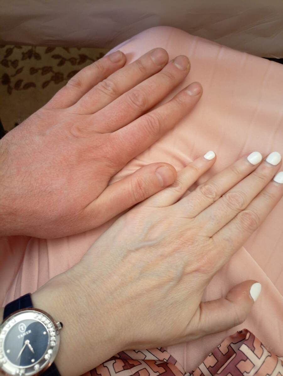 Тот момент, когда мы решали, какого размера нам нужны кольца, и сравнивали размер безымянных пальцев.