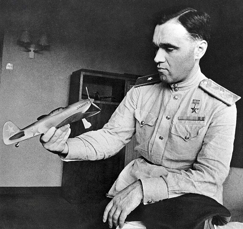 Авиаконструктор Александ Яковлев с макетои его истребителя времён Второй Мировой