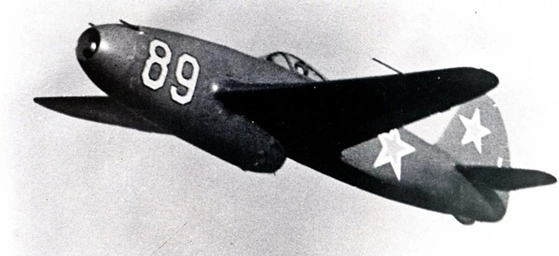 Первый реактивный Як-15 в полёте