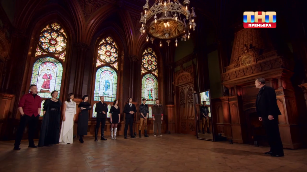 опять почти все в черном, немного красного и белого