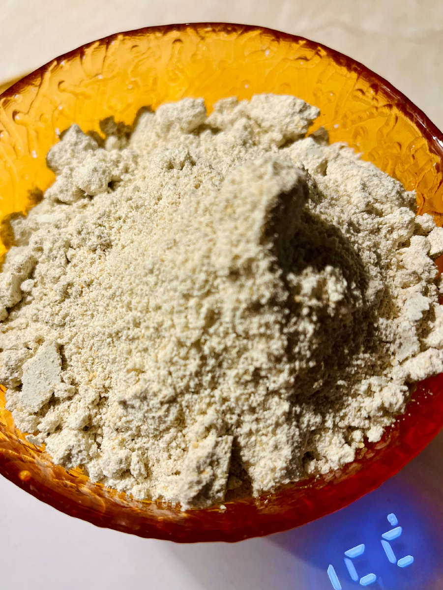 Овсяную муку можно купить готовую, а можно смолоть самостоятельно в кофемолке.