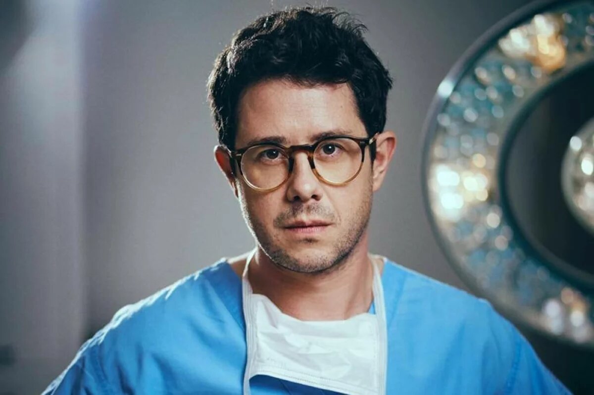    Пластический хирург Дмитрий Мельников.