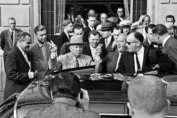 Во многом благодаря докладу Хрущёва встречали в США с особой помпой. 