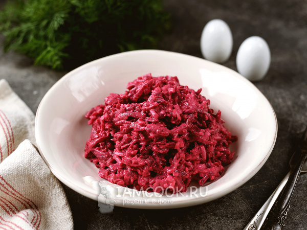 Простой, но шикарный: свекольный салат для тех, кто любит по-настоящему вкусную свеклу