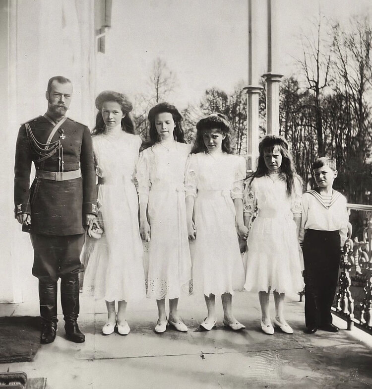 Николай с дочерьми и сыном Алексеем