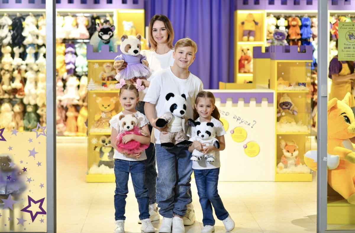 Каждый из нас знает, как важно дарить радость, особенно детям! 😍Праздник — это идеальный способ создать незабываемые моменты и подарить улыбки. Мастерская Котика Филиуса с радостью поможет вам в этом!🐾🫶🏻
Представьте, как ваши дети с гордостью покажут друзьям свои игрушки, а взрослые смогут отвлечься от повседневных забот и насладиться атмосферой праздника.❤️
Приходите и создавайте свой собственный праздник вместе с Котиком Филиусом! Улыбки и смех ждут вас!🙌