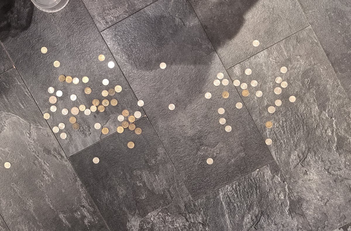 монеты разбросанные на полу
