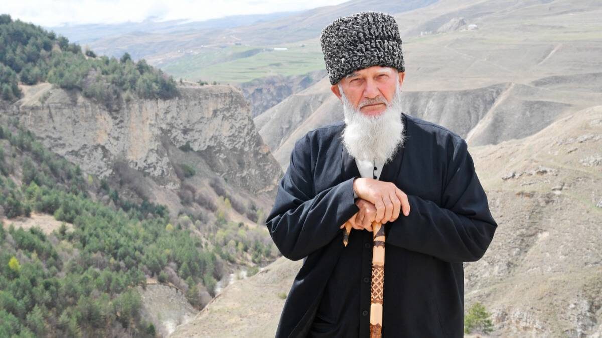    Имам и старейшина села Хой (Веденский район) Абдулла Галбацов гуляет по окрестностям / Фото: Екатерина Чеснокова / РИА Новости