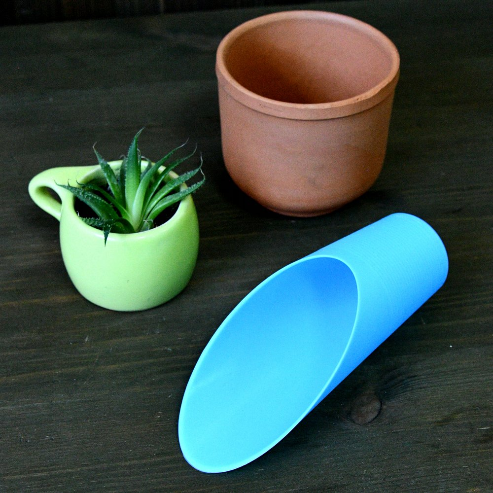 Очень удобный совок для земли. Продается в том числе в наборах с другими полезными инструментами.