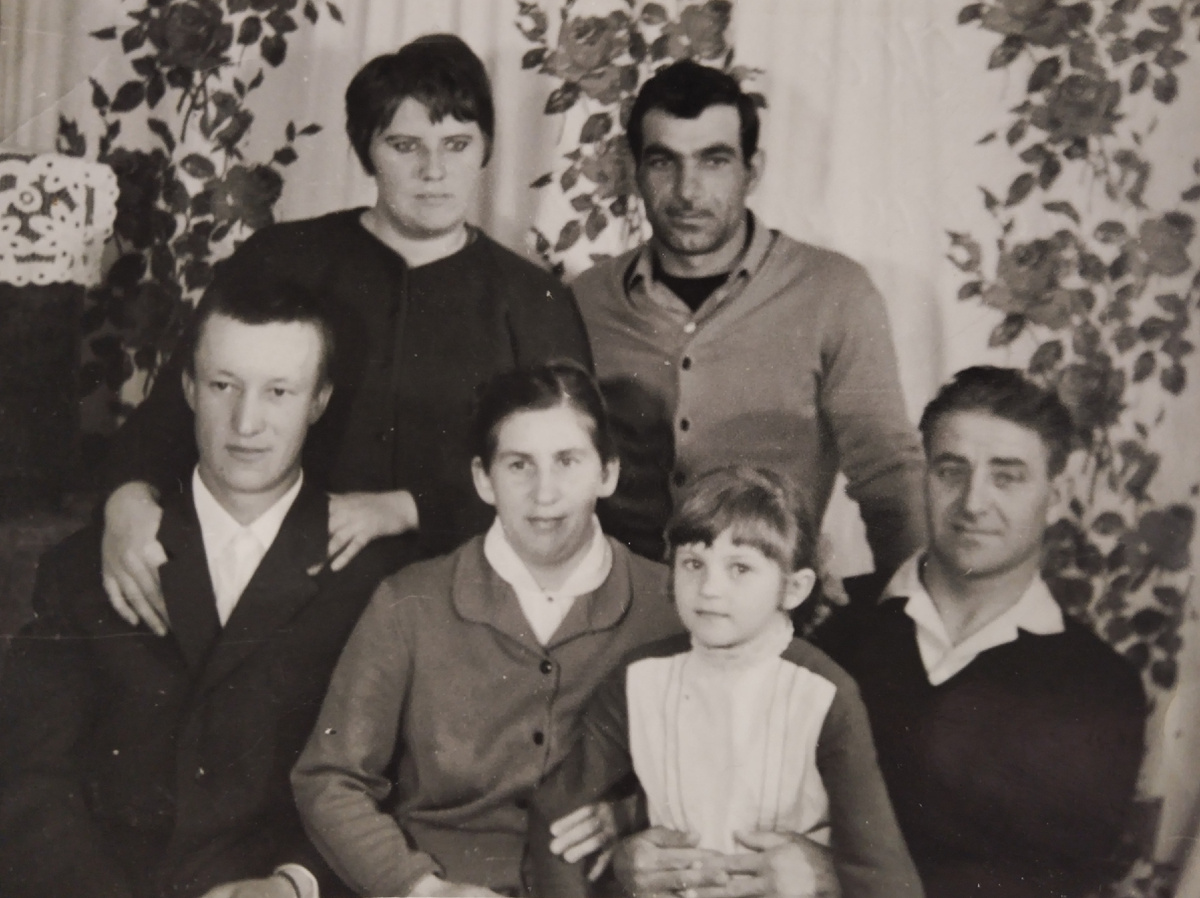 Мама,папа, мамины двоюродные брат и  сестра с дочерью и мужем. 