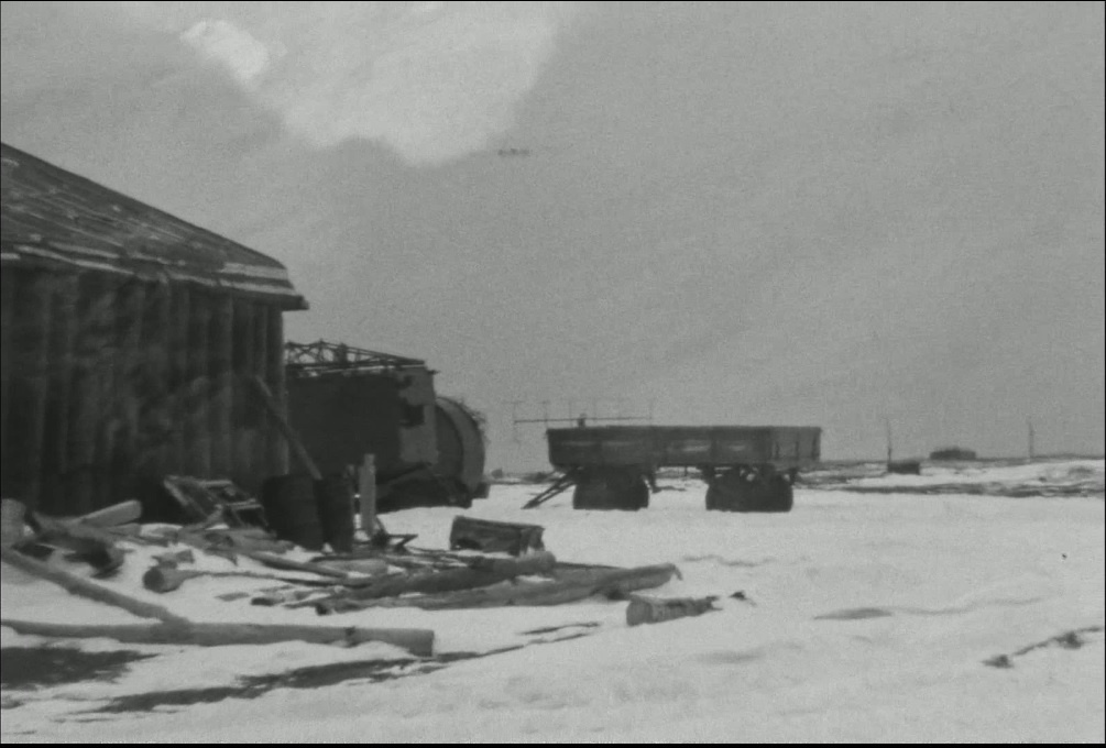 Кадр из видео. Заходит самолет, а на фоне проглядывает водопад.