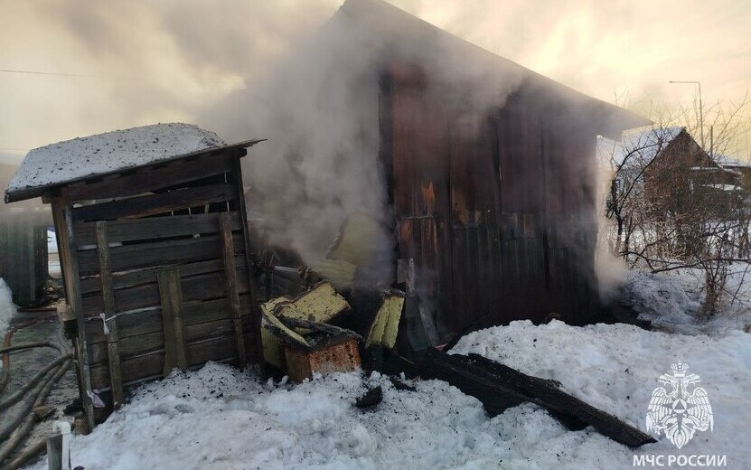    Баня и дровяник сгорели в Уве из-за золы