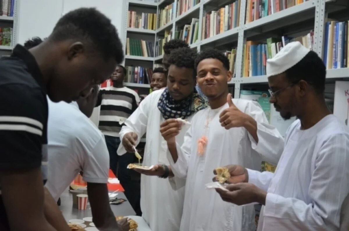    В ульяновской библиотеке иностранных студентов накормили русскими блинами