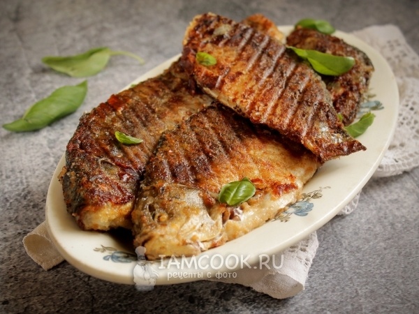 Бабушка передала секреты приготовления вкусных карасей: румяные, сладенькие и хрустящие