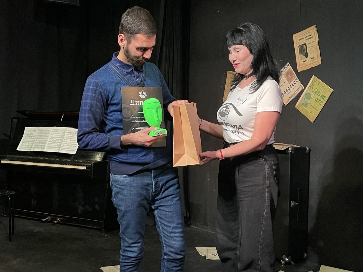 На фото: момент награждения актера, режиссера из Ирака Хайдера Салмана представителем газеты "На наш взгляд"