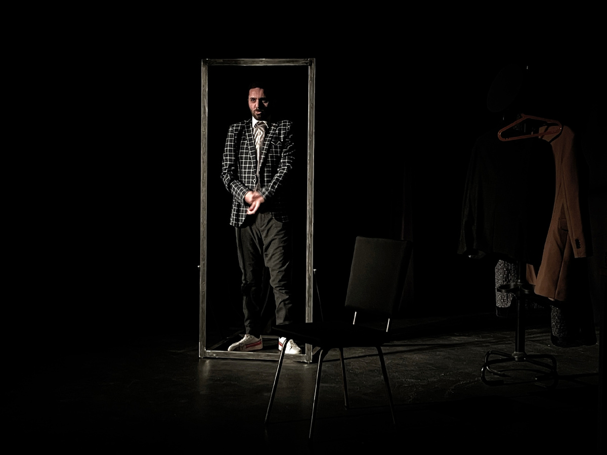 На фото: сцена из спектакля "Ночь чествования"