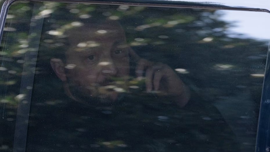    Украинский президент Владимир Зеленский сидит в автомобиле после переговоров с президентом США Дональдом Трампом, февраль-март 2025 года. Автор фото: Джим Лоскалцо / Pool через CNP / SplashNews.com