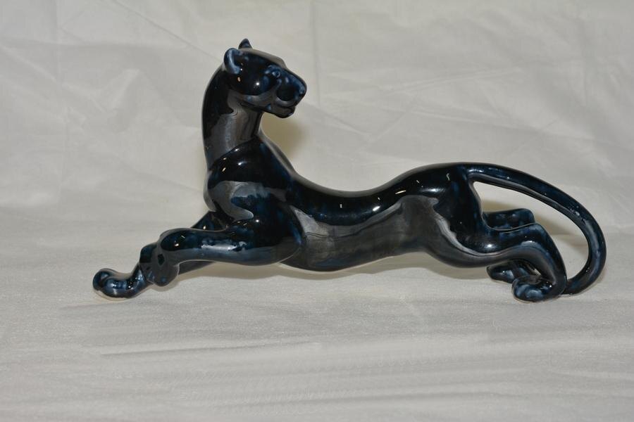 Фигура "Пантера (лежащая) в росписи "Чёрная пантера". Конец 1960-х - начало 1970-х.  Фото взято отсюда: https://www.antik-forum.ru/forum/showthread.php?t=99064. Листайте галерею вправо.