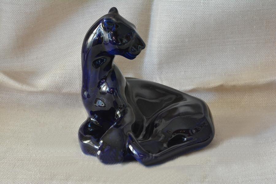 Фигура "Пантера (сидящая) в росписи "Чёрная пантера". Конец 1960-х - начало 1970-х.  Фото взято отсюда: https://www.antik-forum.ru/forum/showthread.php?t=99064. 