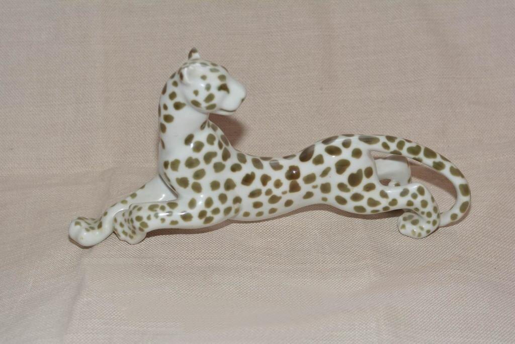 Фигура "Пантера (лежащая) в росписи "Леопард". Фото взято отсюда: https://www.antik-forum.ru/forum/showthread.php?t=99064. 