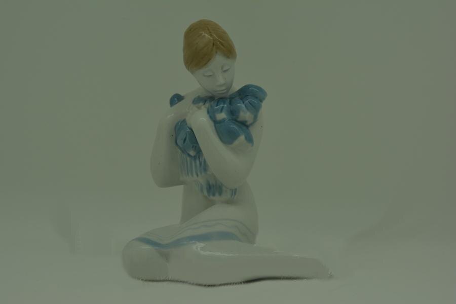 "Девушка с цветами". 1960-е - 1970-е (?). Фарфор, роспись подглазурная. Фото взято отсюда: https://www.antik-forum.ru/forum/showthread.php?t=99064. 