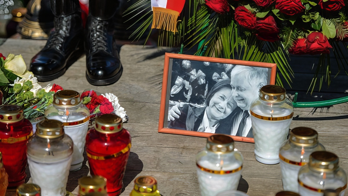 Цветы и свечи на месте крушения самолета президента Польши под Смоленском