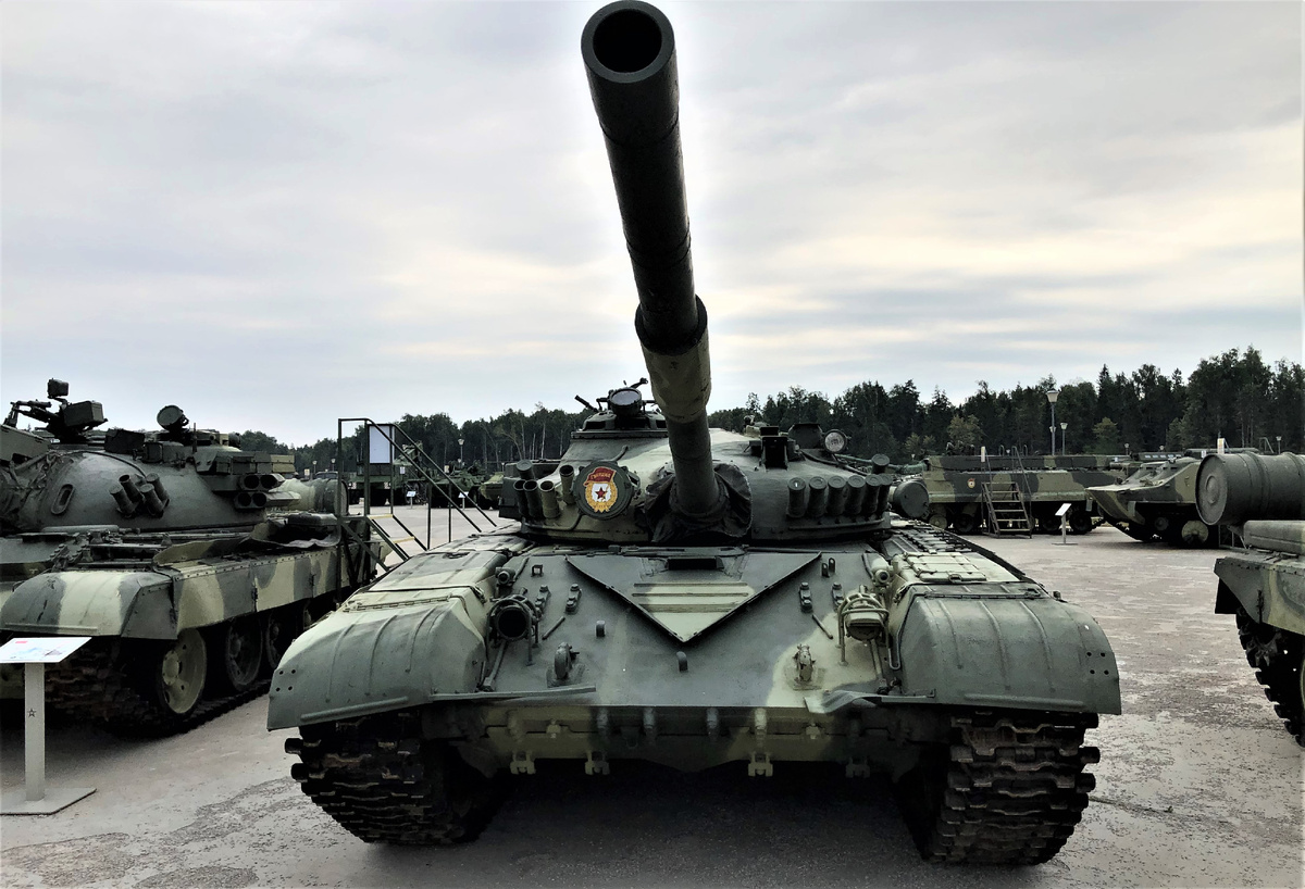 Т-72А , выпущенный на ЧТЗ в апреле 1983 года. Парк "Патриот" ; "Площадка №1". Новая ВЛД с тремя пулеотбойниками перед прибором наблюдения мехвода.