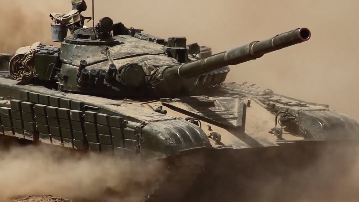 Т-72А обр.1983 года из состава 201 российской военной базы в Таджикистане. На бортовых экранах установлены контейнеры навесной ДЗ "Контакт".