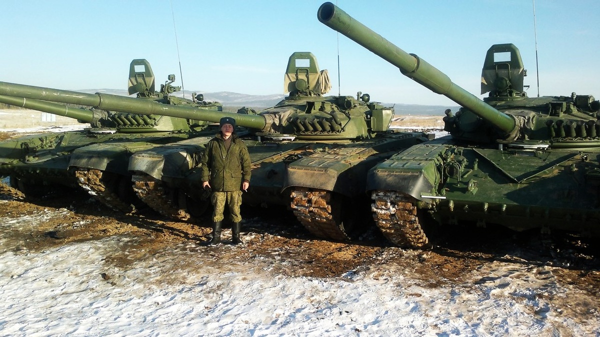 Т-72А в Российской Апмии. Обратите внимание на гусеницы с параллельным РМШ ( по типу Т-72Б3 и Т-90А) и резинотканевые передние отуидные щитки.