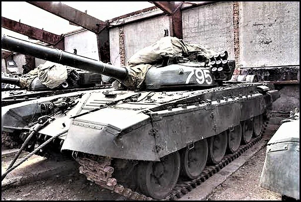 Т-72А первых выпусков, прошедший капитальный ремонт с применением элементов от Т-72АВ и Т-72Б ( надбой, дымовые гранатометы, резинотканевые щитки, бортовые экраны, приспособленные под установку ДЗ ).