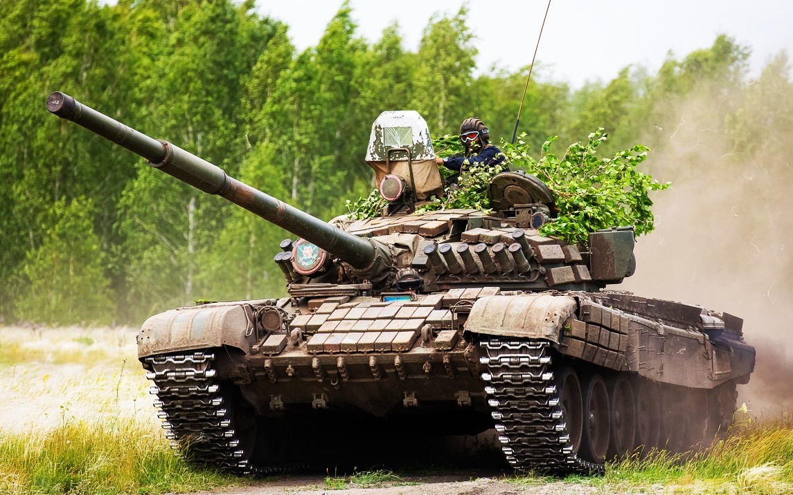 Т-72А Российской Армии, дооснащенный контейнерами ДЗ. Центральный Военный Округ. Такие машины принимали участие в тяжелейших боях в Киевской Области на начальном этапе СВО. Фото : Алексей Китаев/https://t.me/s/LexKitaev