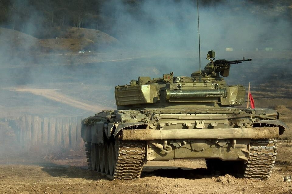 Т-72А ВС Венгрии. На картерах БКП установлены отбойники, предотвращающие сход гусеницы в сторону борта. Такие отбойники были введены только во второй половине 80-х на танках Т-72Б/Б1. Фото: https://477768.livejournal.com/