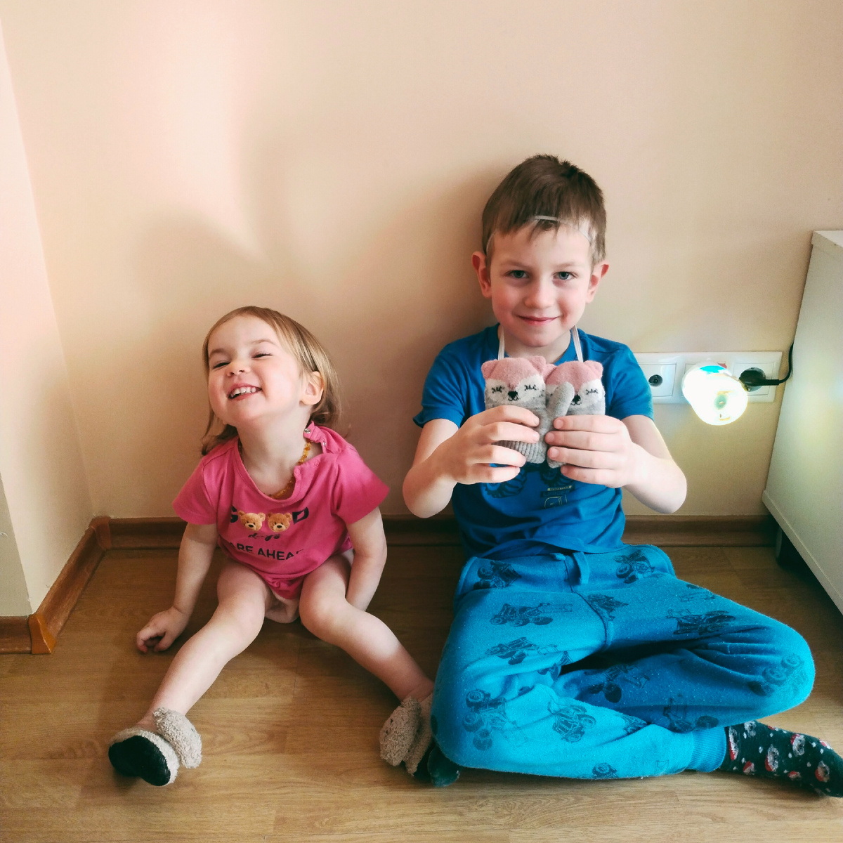 Странные игры с варежками 