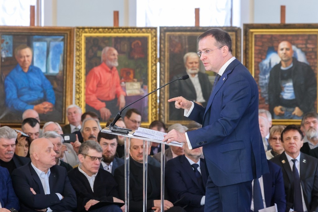 Владимир Мединский на съезде писателей.