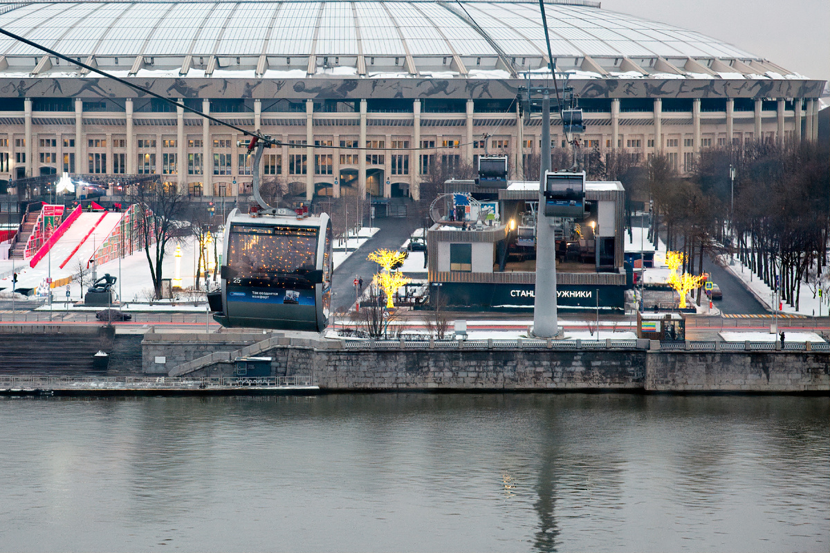 Станция "Лужники" и новогодняя кабинка