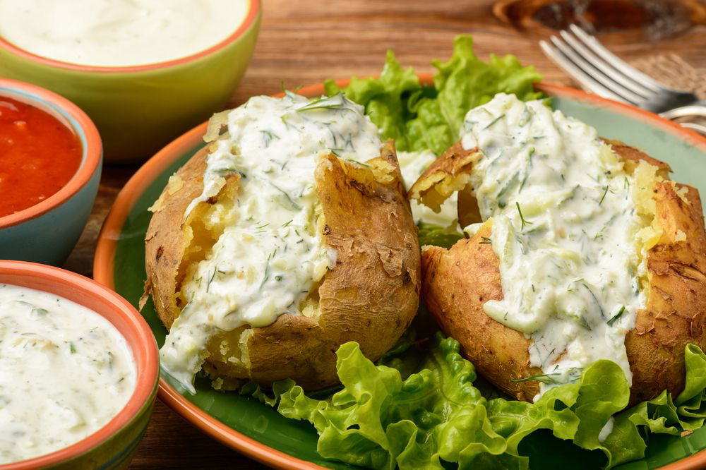 Запеченный картофель с соусом