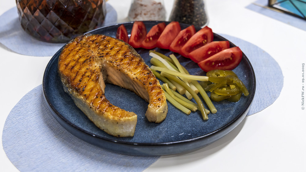 1. Стейк форели с томатами и соленьями... © NickFW.ru — 29.01.2025г.