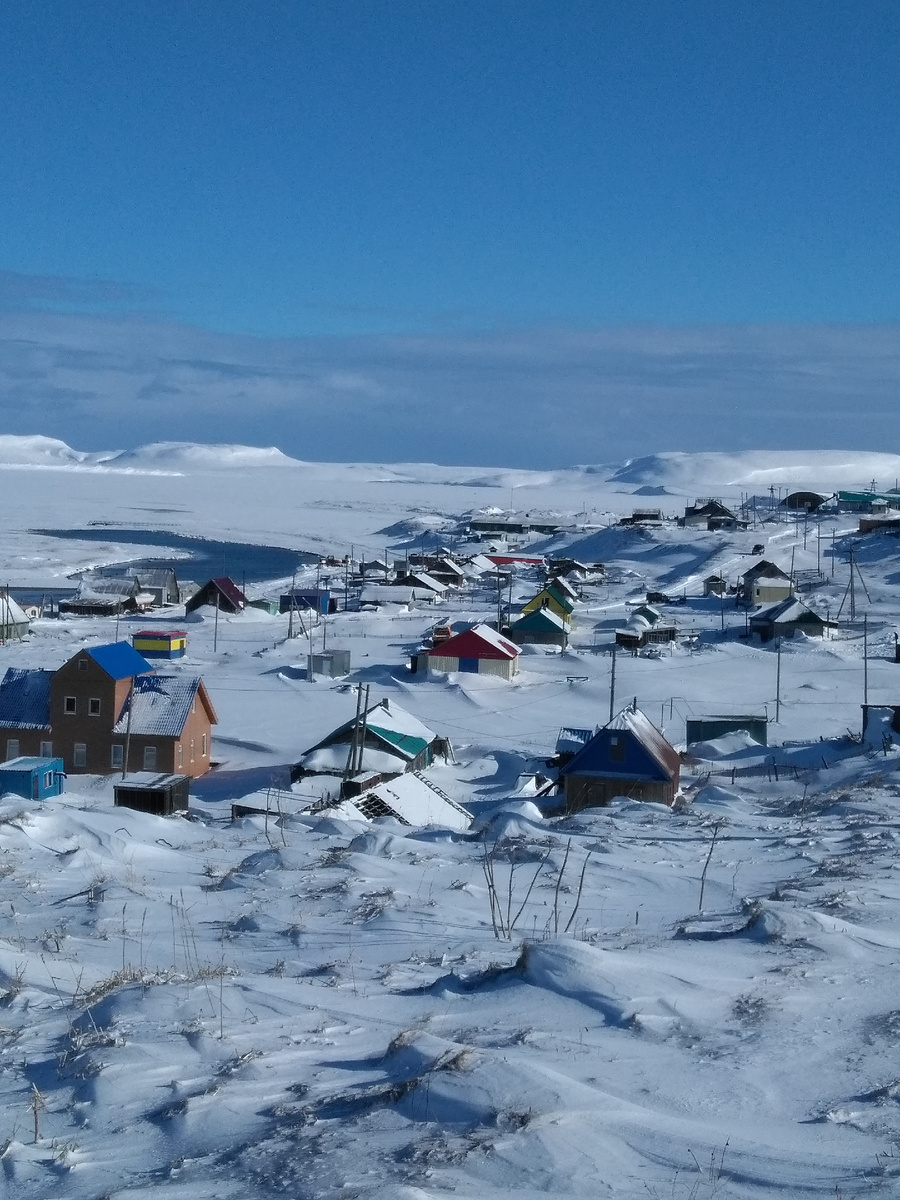 Первый день весны на острове Беринга: яркое солнце, сиящий белый снег. Фото автора 