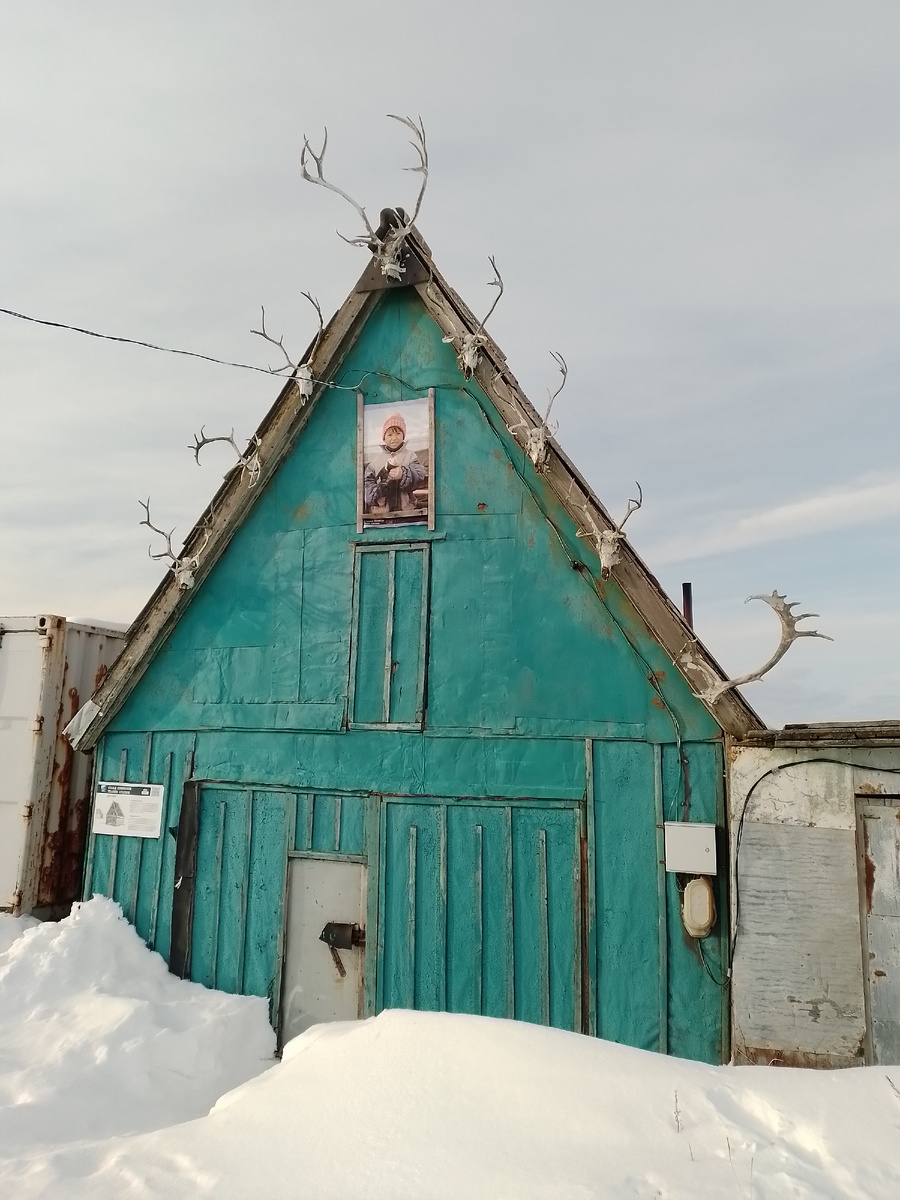 Раньше это был жилой дом, но после цунами в нижней части поселка уже не живут. Дома используют под сараи, огороды, гаражи. Фото автора.