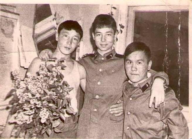 Сергей Зверев с сослуживцами (в центре)