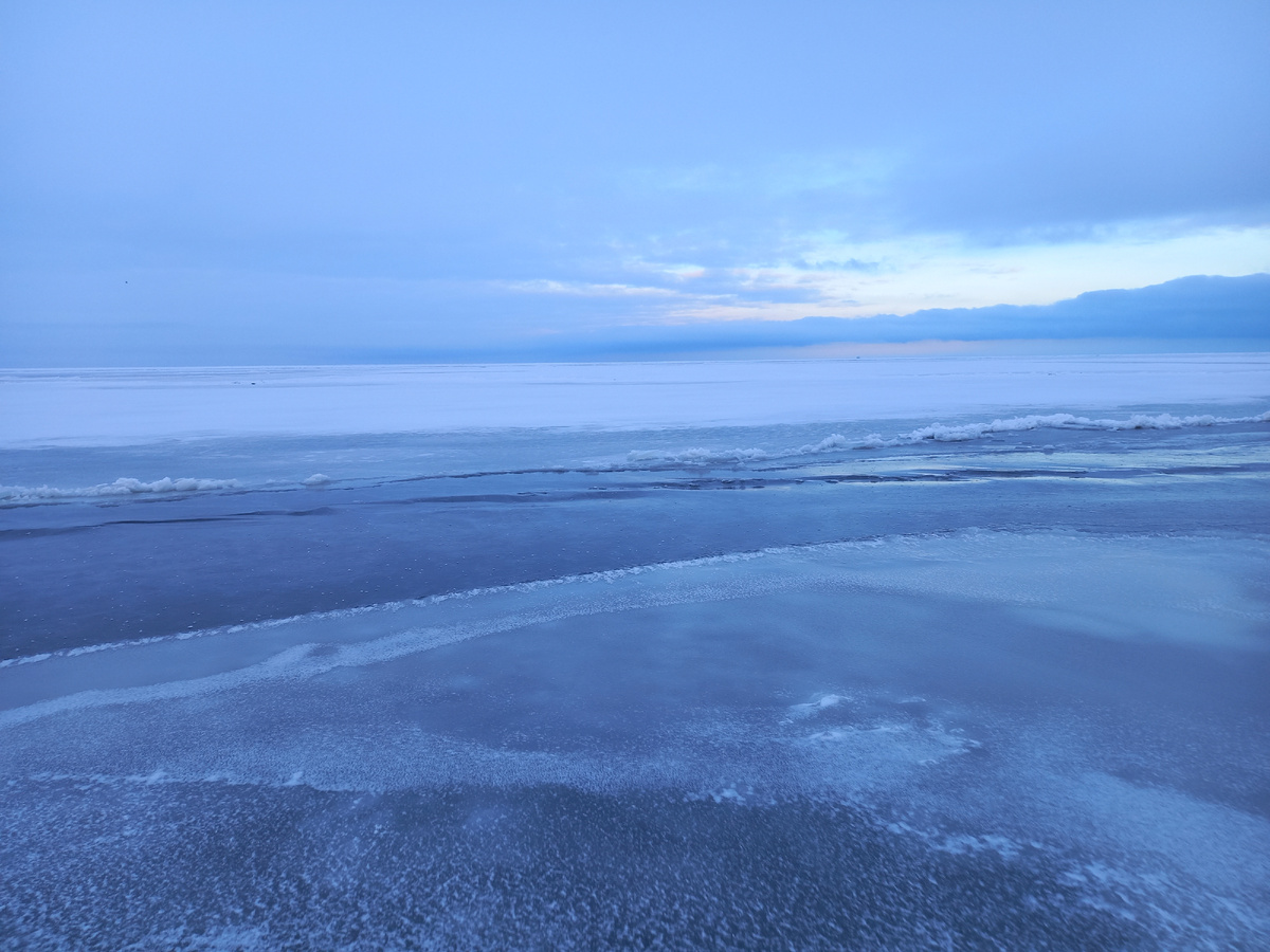 Только что "вставшая" ночью трещина с замёрзшей волнишкой)