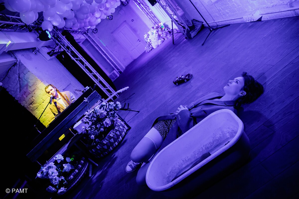 Анна Сазонова и Дарья Рощина. Фото с официального сайта РАМТа.