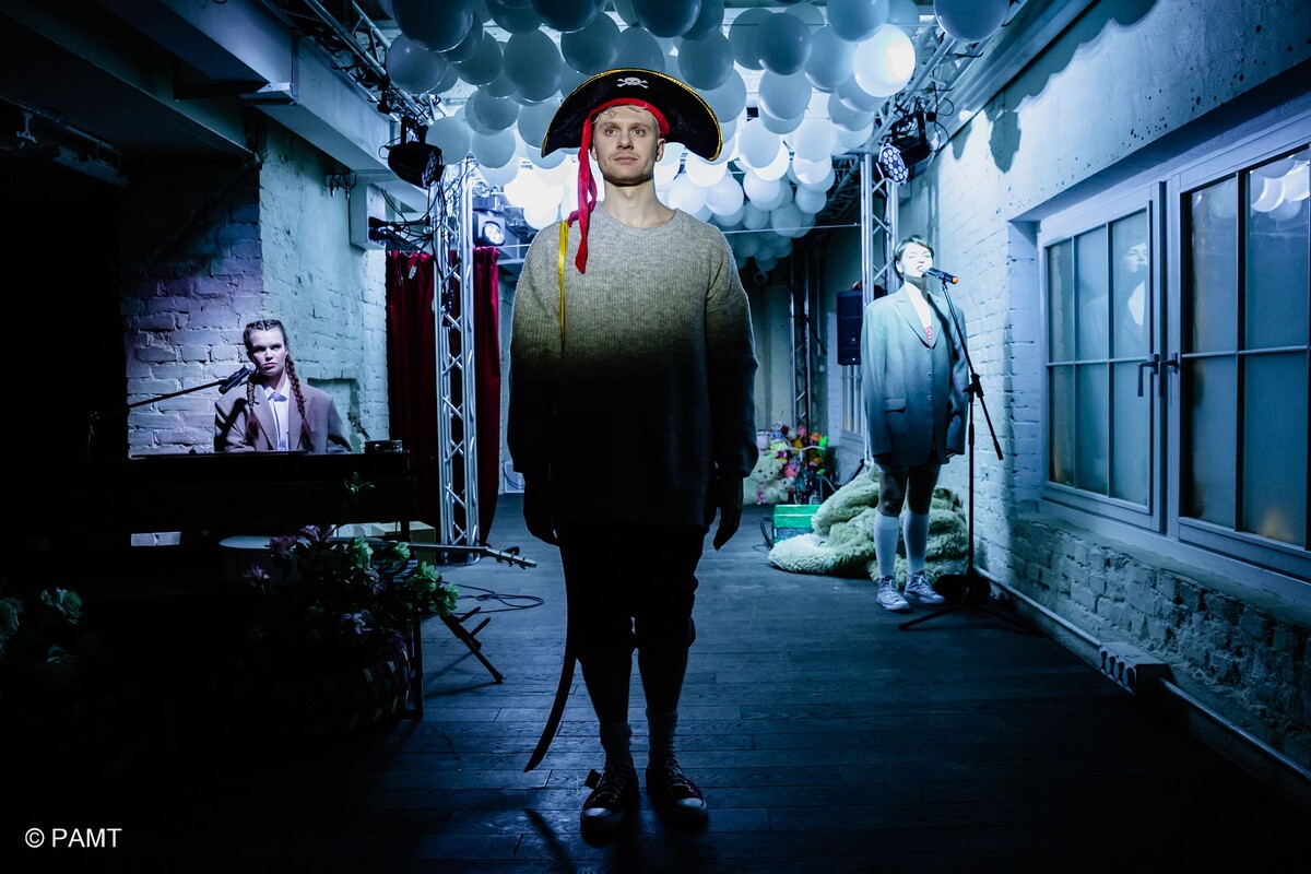 Анна Сазонова, Антон Савватимов и Дарья Рощина. Фото с официального сайта РАМТа.