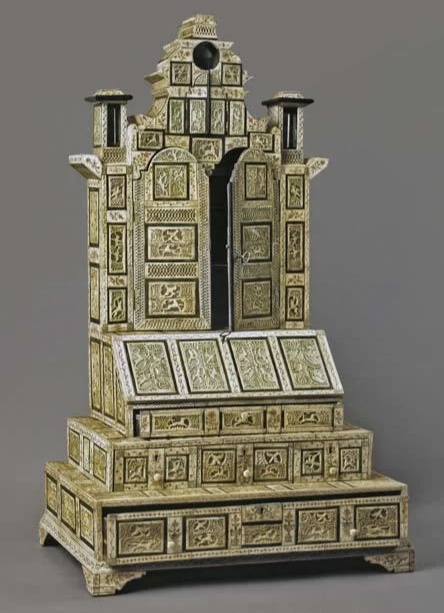 Бюро настольное, с выдвижными ящичками, дверцами, деревянная основа выложена костяными резными пластинами изображениями поверх цветной фольги, часть пластин с гравированными узорами, сер. XVIII в., кость, дерево, фольга; резьба, гравировка, размер 85х49х32,5 см